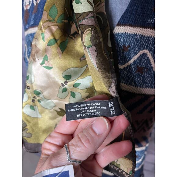 NWT Jones Wear Silk Scarf with Autumn Acorn Motif - Picture 5 of 6